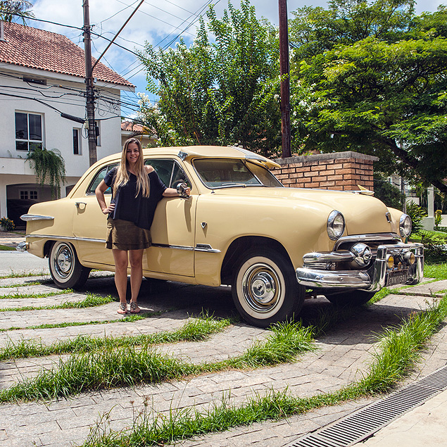 Mrcia Aurin Romero, 29 anos, e seu Ford Custom Fordor 1951