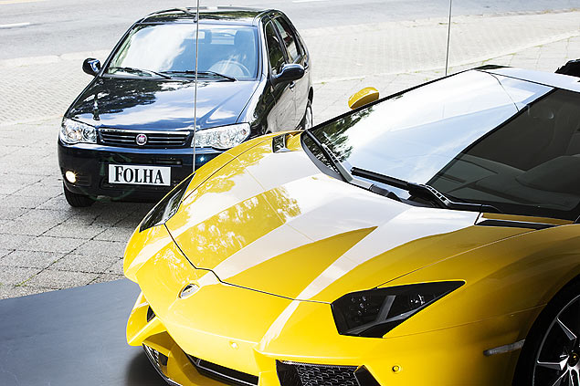 Como todo mundo que passa em frente  loja da Lamborghini, Palio "baba" no Aventador