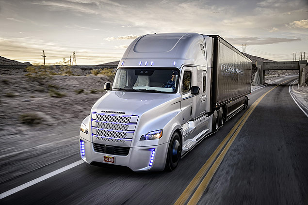 Freightliner Inspiration, que dirige sozinha, roda em testes nos EUA 
