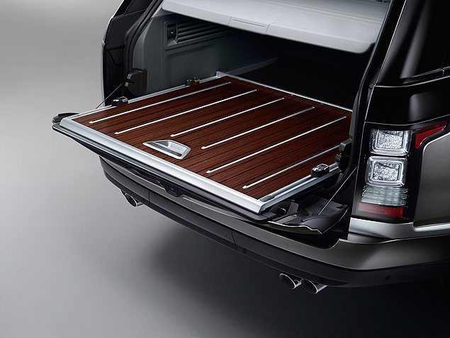 No Land Rover Range Rover SVAutobiography, assoalho do porta-malas  deslizante e revestido em madeira 