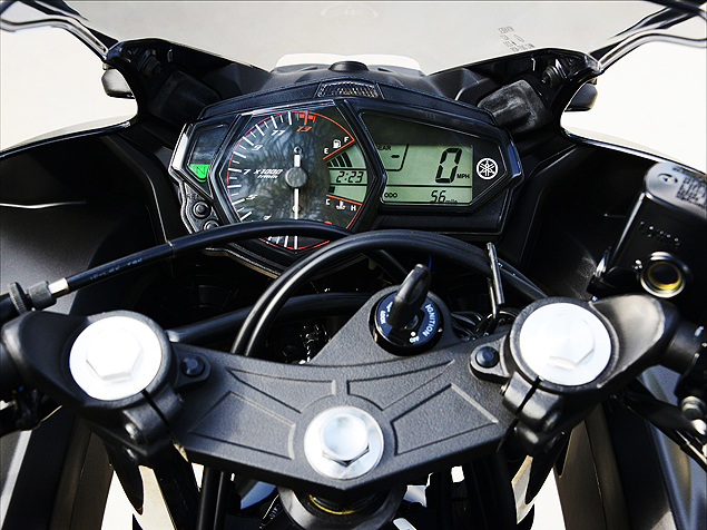 A moto tem painel iluminado por LEDs com indicao de consumo e de rotao ideal para troca de marcha.