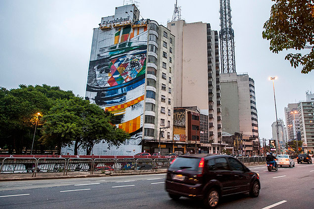 Artistas comearam a pintar no ltimo sbado (24) um grafite do piloto Ayrton Senna em um prdio na Rua da Consolao, na altura do cruzamento com a Avenida Paulista.