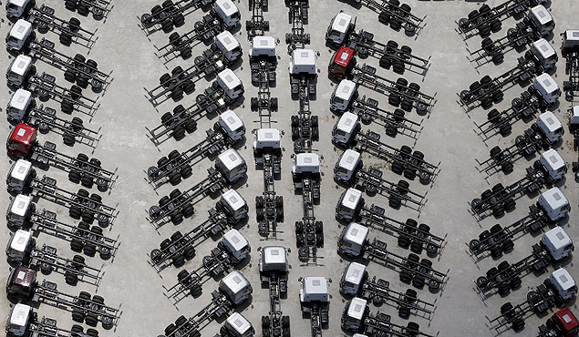 New Ford trucks are seen at a parking lot of the Ford factory in Sao Bernardo do Campo in this February 12, 2015 file photo. Brazil is expected to release auto industry output numbers this week. REUTERS/Paulo Whitaker/Files GLOBAL BUSINESS WEEK AHEAD PACKAGE - SEARCH "BUSINESS WEEK AHEAD AUG 03" FOR ALL IMAGES ORG XMIT: BWA408LEGENDA DO JORNALCavalos de caminhes parados em ptio de fbrica da Ford, em So Bernardo do Campo