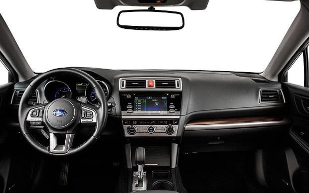 Interior do Subaru Legacy 3.6R