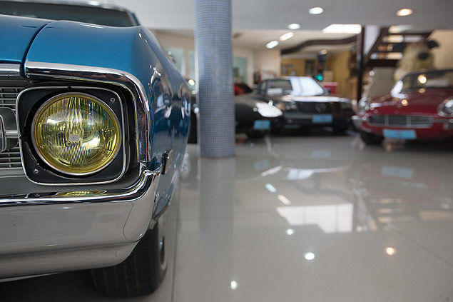 Oldsmobile Cutlass aguarda ser vendido em loja de autos clssicos, em Moema, zona sul de So Paulo