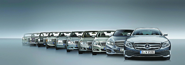 Em primeiro plano, o novo Mercedes Classe E, seguido por seus antecessores