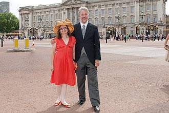 Suzana e Claudio Padua em frente ao Palcio de Buckingham