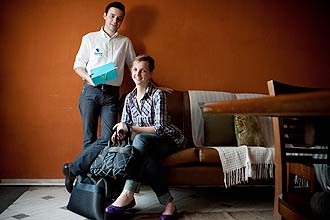 Tiago Dalvi e Paola Bertoldi, da Solidarium, com produtos que so revendidos a grandes varejistas