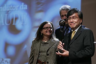 Roberto Kikawa com o casal Claudio e Suzana Padua