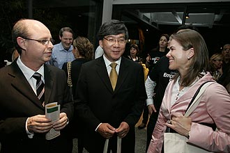 Ricardo Welchalyn, Roberto Kikawa e Mirjam Schoening durante coquetel