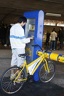 Aluno acessa sistema para compartilhamento de bicicleta na USP