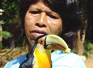 A ndia Maria Keruxu e Tuk (tucano em guarani, que  tratado como um filho)