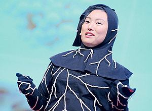 Jae Rhim Lee, pesquisadora MIT, mostra sua roupa ecológica para cadáver