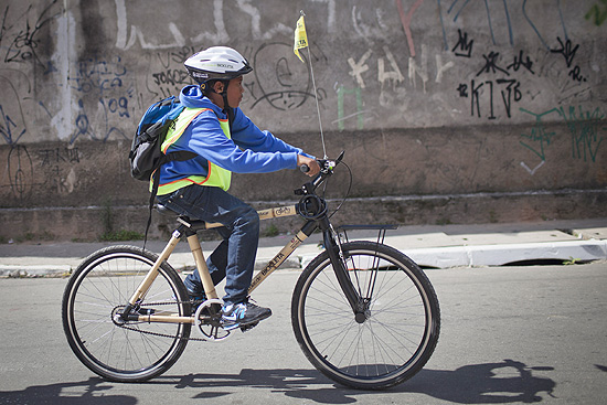 Alunos do CEU Jardim Paulistano usam bicicletas feitas de bambu no caminho para a escola, na zona norte 