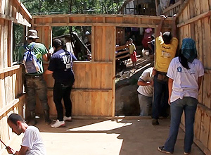 Voluntrios construem casas em 2 dias pela ONG Teto 