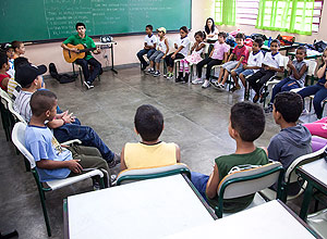 Alunos da rede pblica de Franco da Rocha (SP) recebem aulas de msica