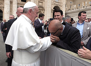 O dentista Fbio Bibancos, fundador da ONG Turma do Bem, beija a mo do papa Francisco