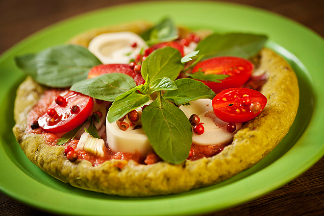 Pizza integral vegana com biomassa e manjerico