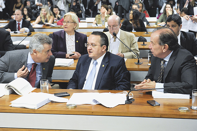 A partir da esq., os senadores Rodrigo Rollemberg (PSB-DF), Pedro Taques (PDT-MT) e Aloysio Nunes Ferreira (PSDB-SP), autor do projeto de lei do marco legal, durante reunio na CCJ do Senado 