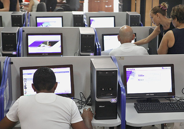 Pessoas se conectam  internet em uma sala de navegao em Havana, Cuba