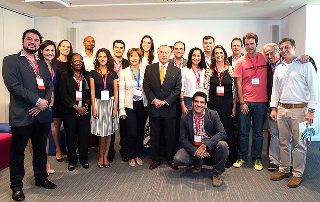 O vice-presidente Michel Temer ao lado dos finalistas do Desafio de Impacto Social do Google