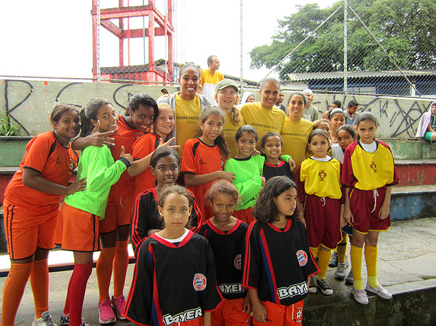 Jogadoras integrantes do Guerreiras Project durante evento em escolinha de futebol 