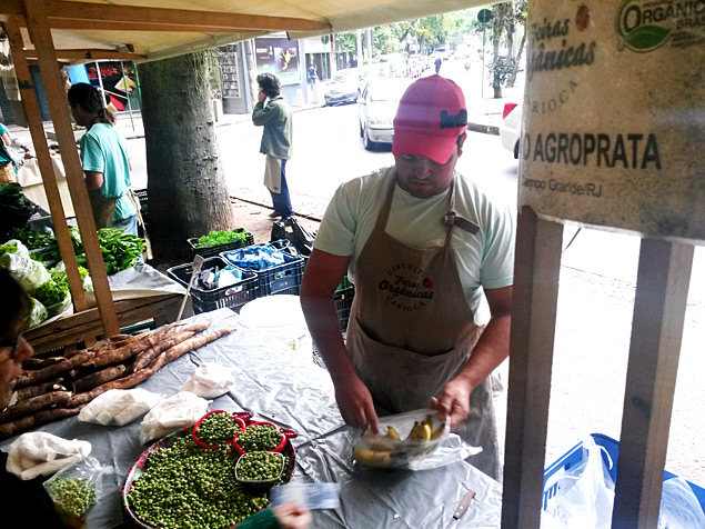 Agricultor comercializa produtos orgnicos na Feira Orgnica do Rio da Prata, no Rio de Janeiro