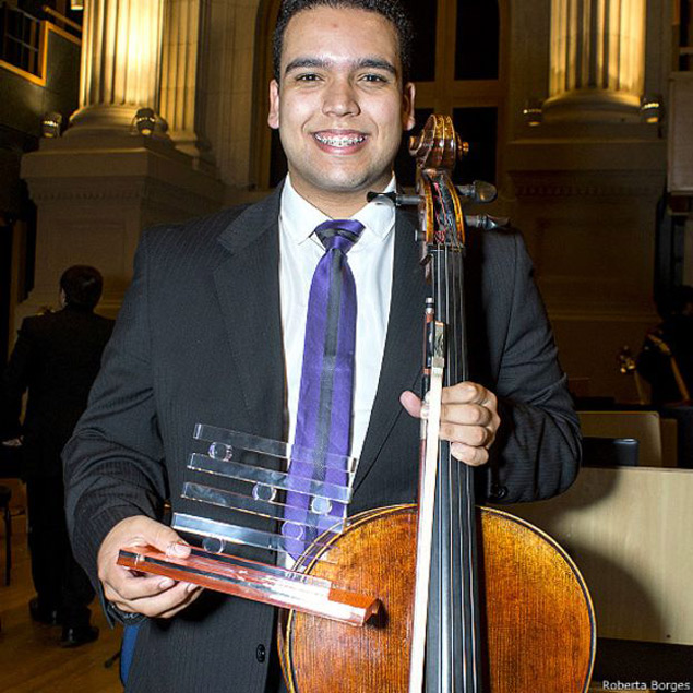 Premiado como violoncelista, ele quer voltar ao Brasil depois dos estudos e dar aula 