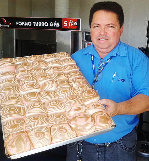 O professor de confeitaria e panificao Raimundo Sales exibe doce feito com ajuda de alunos