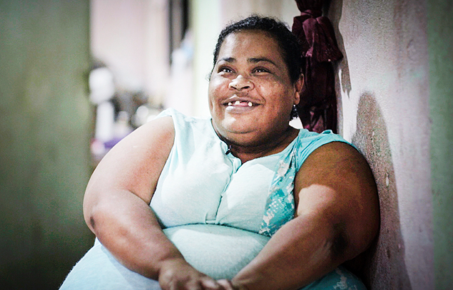 Abigail Pellegrini,46, em sua casa no Jardim Felicidade, zona sul de So Paulo, onde mora com quatro filhos e uma sobrinha em um imvel de trs cmodos