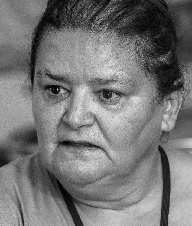 A catadora Renilda Diniz de Souza, 59, durante trabalho na cooperativa onde trabalha, em Cotia (SP)