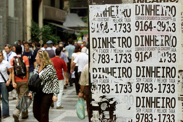 So Paulo, SP. 17.06.2003. 16h. Foto Eduardo Knapp/Folha Imagem. Digital Credito Financeiro: Anuncio de emprestimo de dinheiro na Rua So Bento