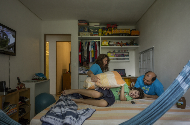 Ana Cludia e Emerson Cavalcanti brincam com o filho Rafael, de 10 anos, que tem autismo