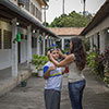Bruna Rios, produtora de eventos, e seu filho Igor, que tem autismo e usa o Livox