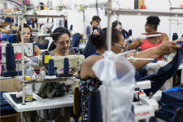 Fbrica de roupas da C&A, que trabalha, por meio de seu instituto, para que a moda se torne mais sustentvel