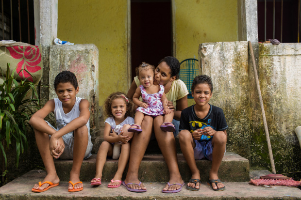 Poliana Souza Silva, 31, e os filhos Gabriel Miguel ( esq.), Kimberly, Kemilly (no colo) e Willian ( dir.)
