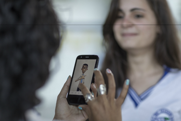 Mulher mexe em aplicativo da Hand Talk, criado pelos empreendedores sociais Ronaldo Tenrio, Carlos Soares e Thadeu Luz