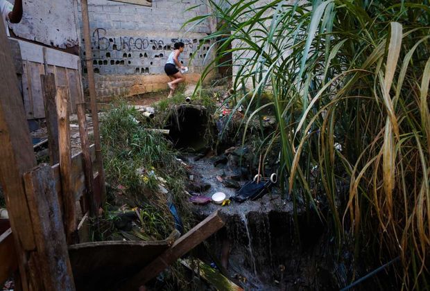 Moradores de São Mateus, na zona leste de São Paulo (SP), convivem a três anos ao lado de fossa a céu aberto na favela do Tanque. No ritmo atual, o Brasil demoraria 129 anos para cumprir metas federais de universalização do saneamento básico