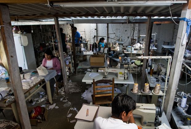 Trabalhadores bolivianos durante fiscalização de denúncia de trabalho escravo em oficina de tecelagem de Americana (SP)