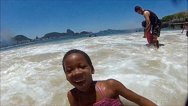 Crianas refugiadas veem mar pela primeira vez no Brasil