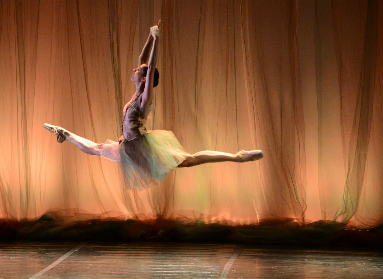 Bailarina em coreografia assinada por Binho Pacheco, no Festival de Joinville