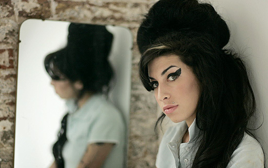 A cantora Amy Winehouse, que morreu no dia 23 de julho, posa para foto em fevereiro de 2007