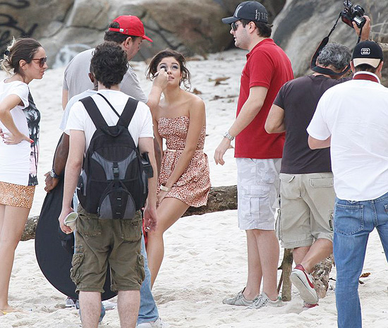 A atriz Sophie Charlotte é preparada para ser fotografada para campanha de grife feminina na praia do Abricó, no Rio