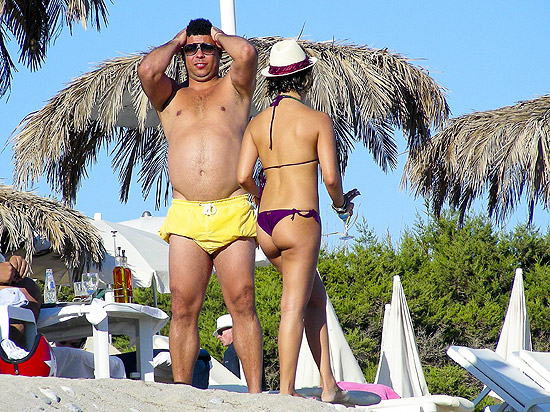 Ronaldo e Bia Antony (de costas) curtem praia em Ibiza