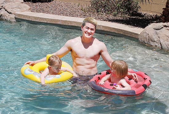 Thomas Beatie brinca na piscina com seus filhos Jensen Beatie, de 1 ano, e Austin, de 2