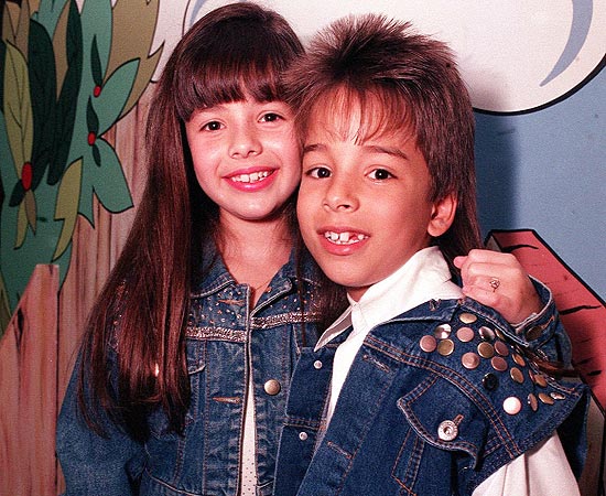 Os irmãos Sandy e Júnior, cantores de música sertaneja, em foto de 1992