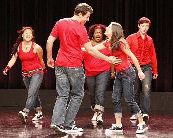 Jenna Ushkowitz, Cory Monteith, Amber Riley, Lea Michele e Chris Colfer no episódio piloto de "Glee"