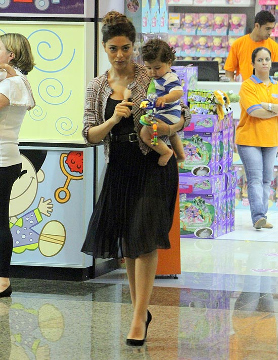 Juliana Paes passeia com seu bebê gordinho em shopping do Rio