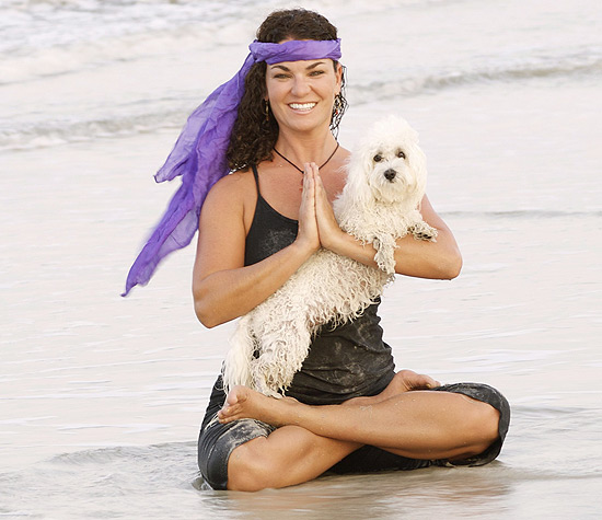 Instrutora de "doga" Suzi Teitelman e sua cachorrinha Roxy