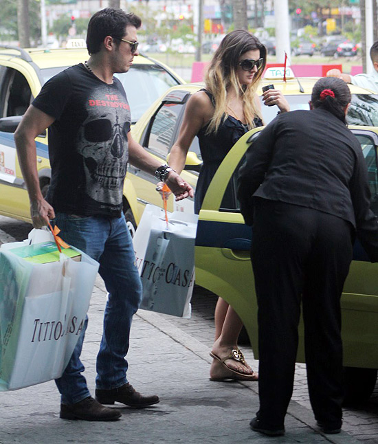 Ceará e Mirella Santos, que saíram de um shopping no Rio com sacolas de loja de utensílios de casa